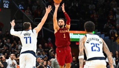 九游体育-59英尺三分绝杀独行侠 斯特鲁斯疯狂一投引爆球馆