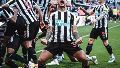 九游体育-【英超】威震天！威洛克+威尔逊双头球，纽卡2比0曼联