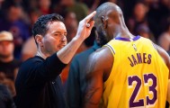 九游娱乐-心态崩了，湖人队再次输给国王队后，主教练雷迪克明显感到恼火
