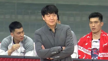 九游娱乐-1人正常，10人低迷，山东男篮客场爆冷真不冤，邱彪休赛期在干啥