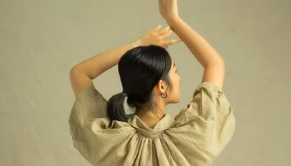 九游娱乐-大汗淋漓!骑士队莫布里在田径场训练 主要有阻力跑&带球跑等内容